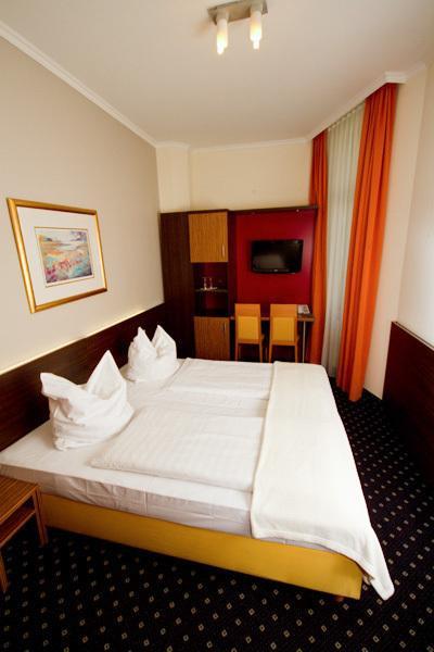 Hotel Tourist Франкфурт-на-Майні Екстер'єр фото